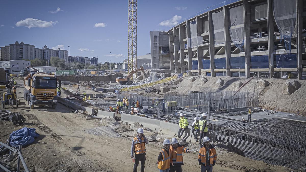 Los máximos responsables del Espai Barça visitan a las obras del Camp Nou