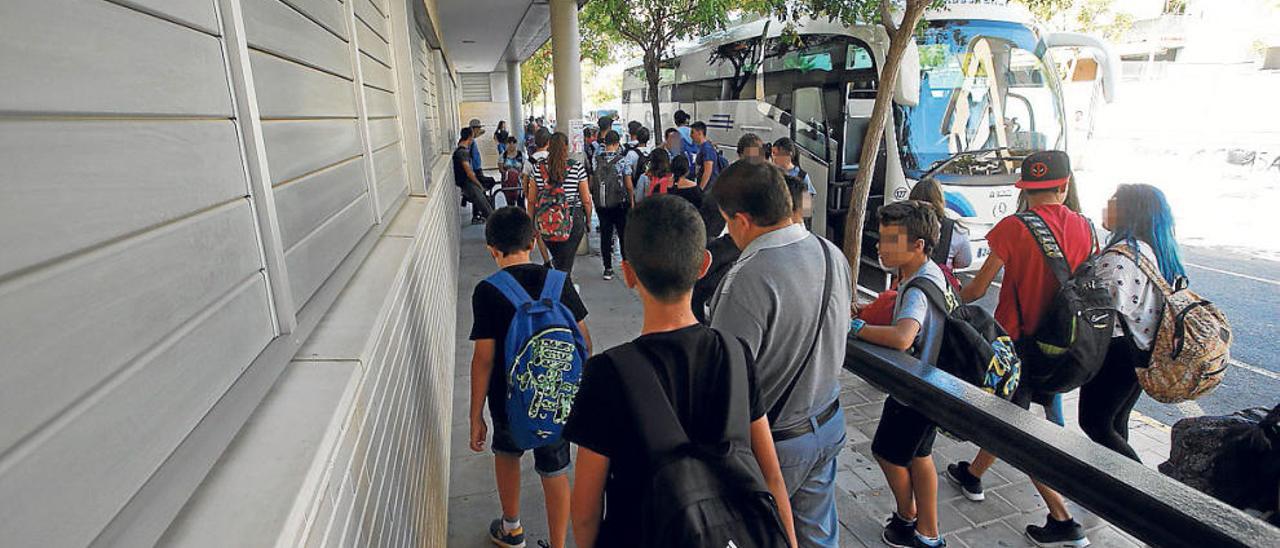 La Alcoraya reclama transporte escolar para 30 niños de colegios e institutos este curso