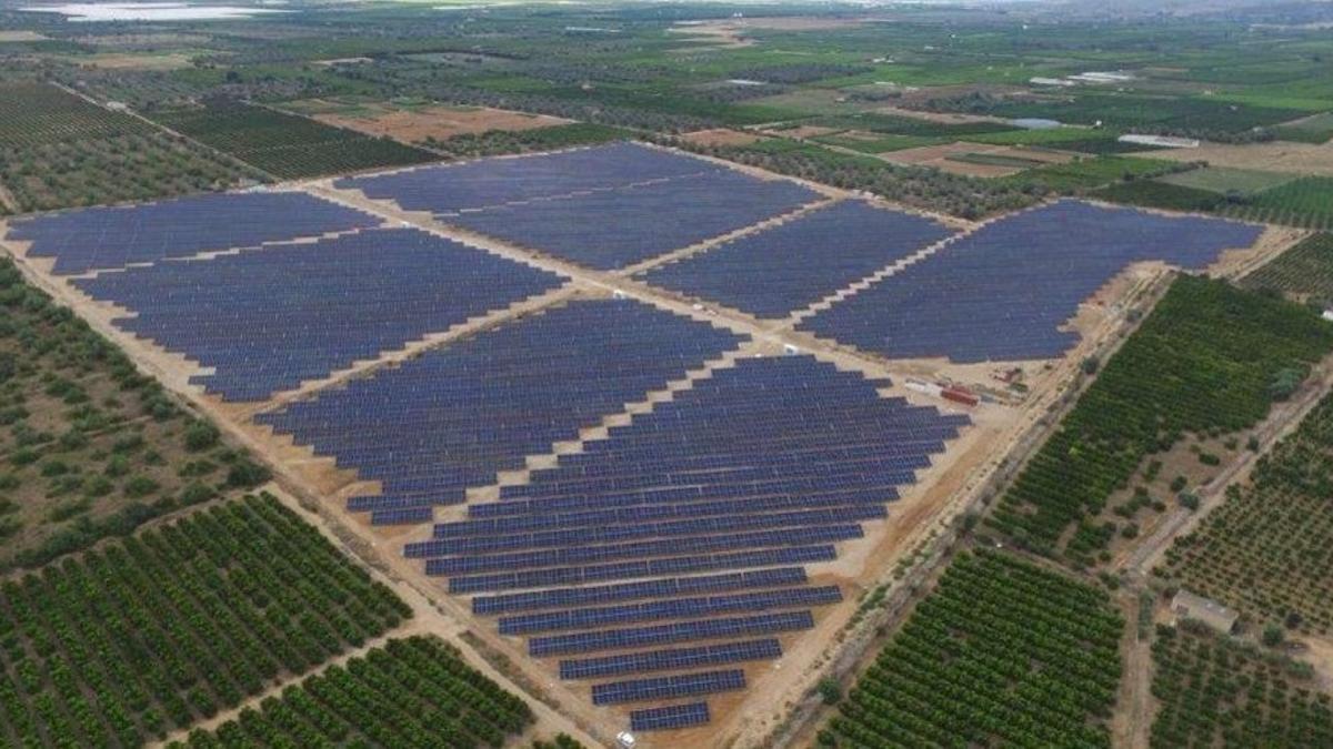 Sant Jordi alberga la planta solar más grande (hasta el momento) de Castellón y de la Comunitat. Abrió en mayo del 2023 tras cinco años de trámites, operada por Prosolia y con 42.600 paneles.