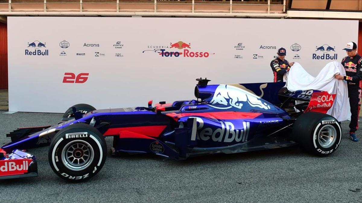 Sainz y Kvyat descubren su nuevo Toro Rosso 2017 en el Circuit