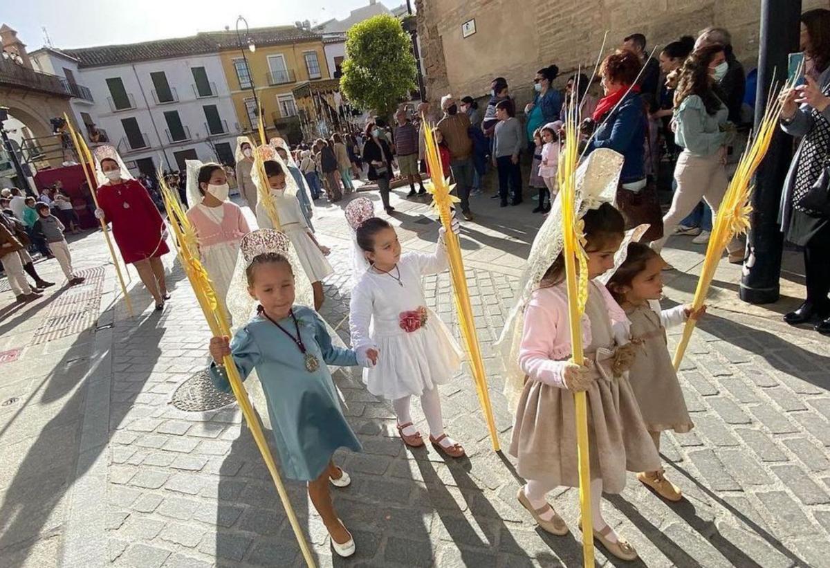 Niñas durante el desfile procesional. | LO