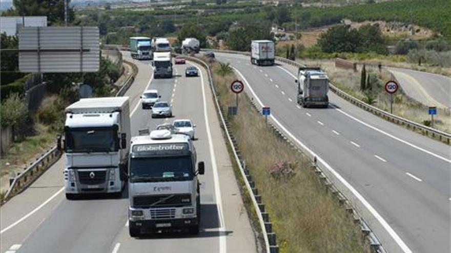 Un camionero, arrollado por un turismo al bajar de la cabina en la CV-10 en Castellón