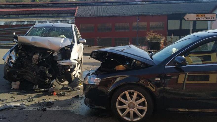 Dos heridos en un accidente de tráfico en la carretera de Gargantada en Langreo