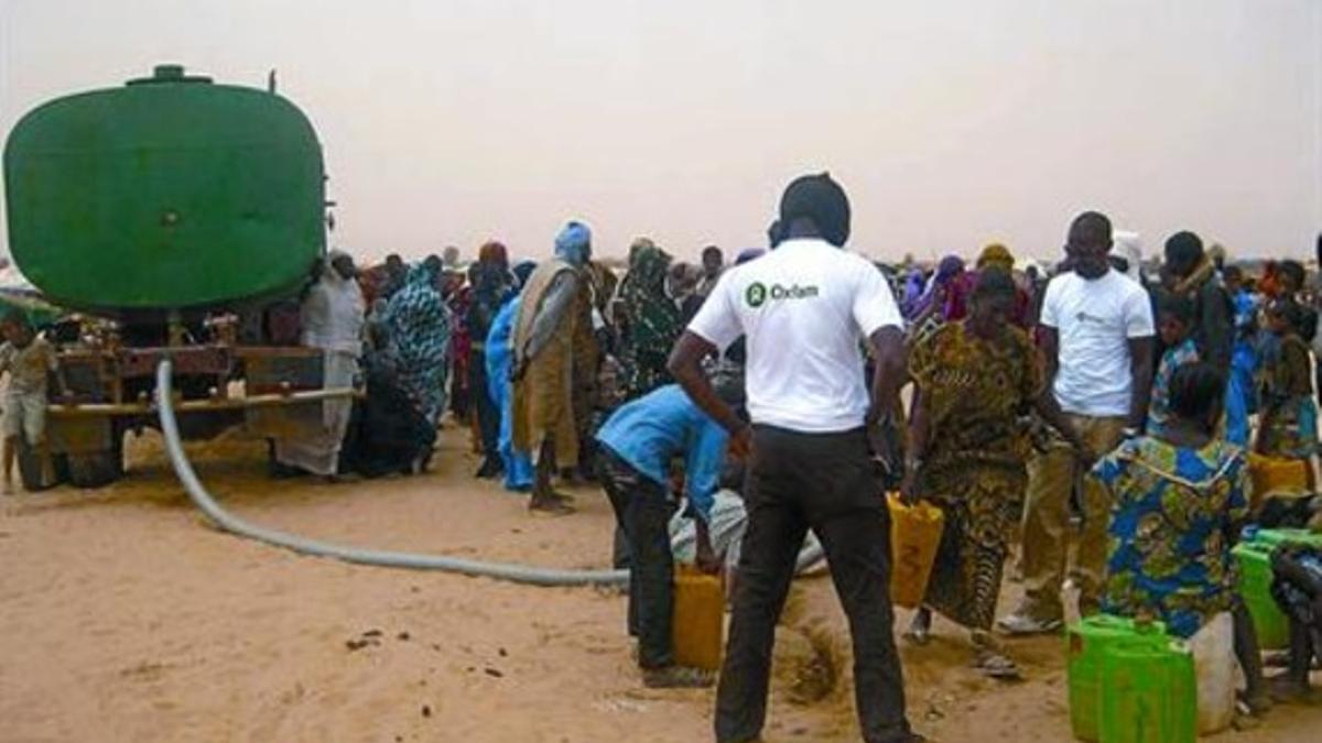 Personal de Intermón Oxfam distribuye agua potable en Mauritania.