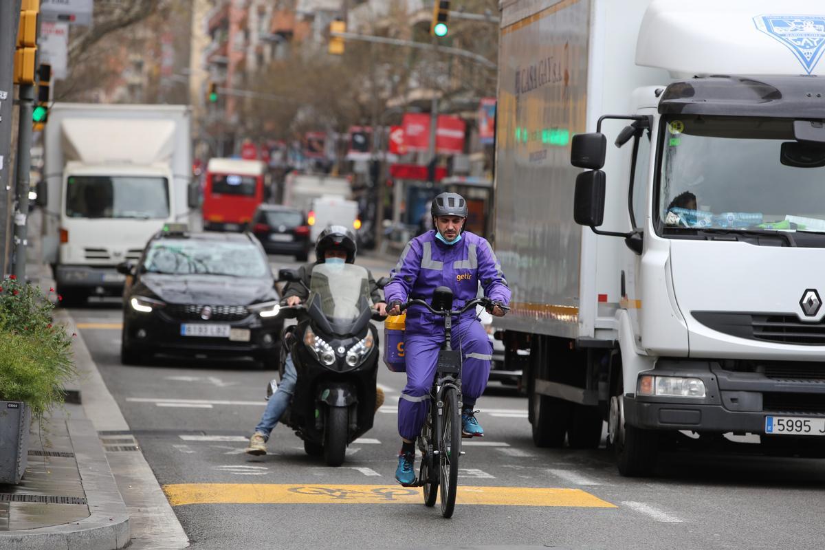 Una moto invade el carril reservado a buses, taxis y bicis de Sants
