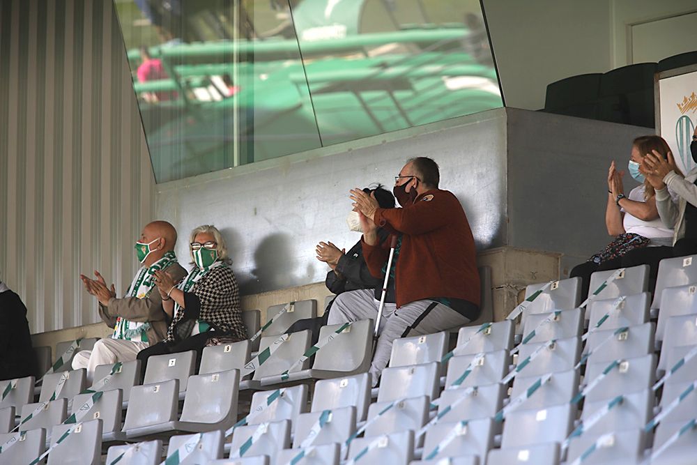 Aficionados asistentes al encuentro Córdoba CF-Balompédica Linense