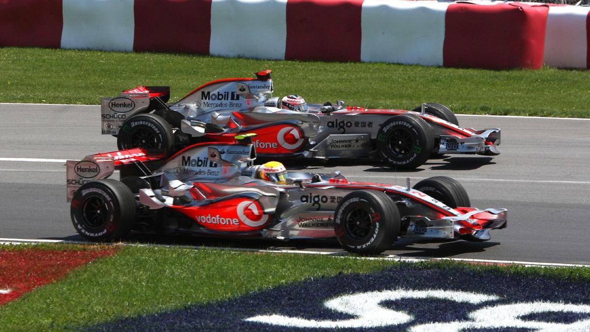 Alonso en el Gran Premio de Estados Unidos al volante de un McLaren (arriba) al lado de su compañero de equipo Lewis Hamilton (2007)