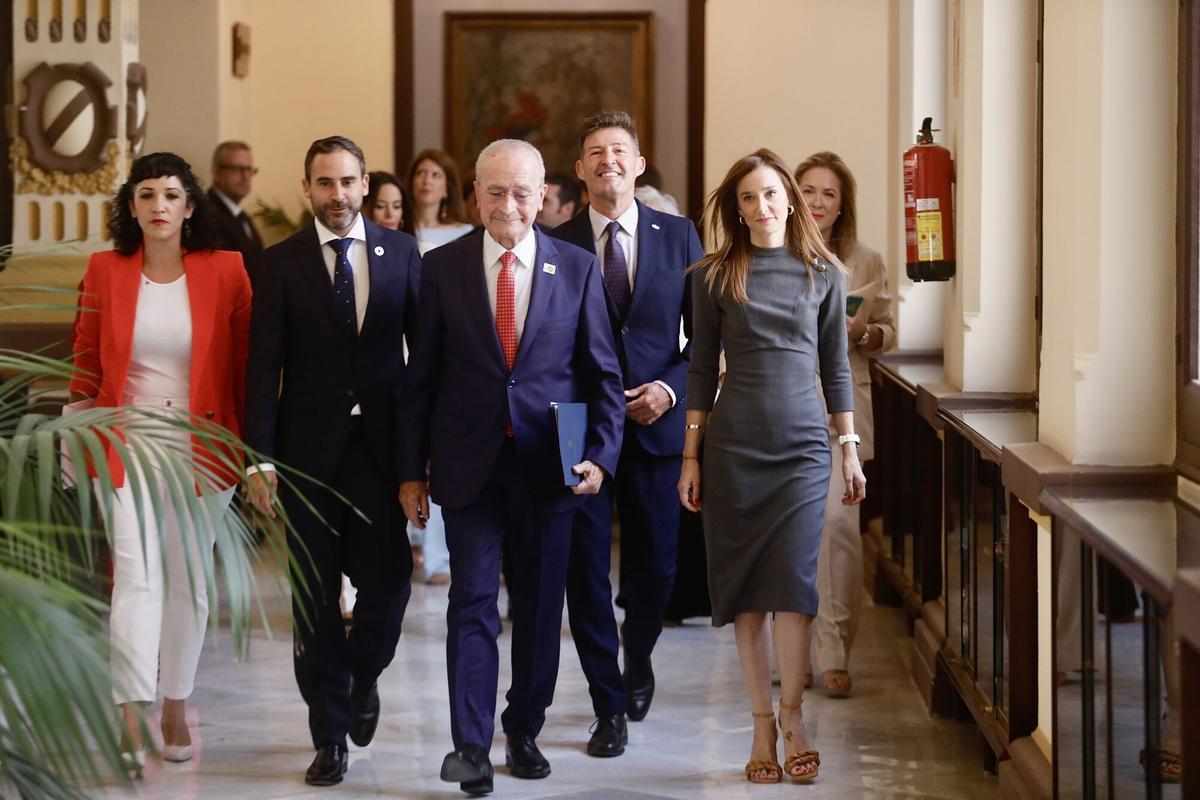 De la Torre, junto a los portavoces municipales. De izquierda a derecha, Toni Morillas, Daniel Pérez, Antonio Alcázar y Elisa Pérez de Siles. Toma de posesión alcaldías Málaga 2023