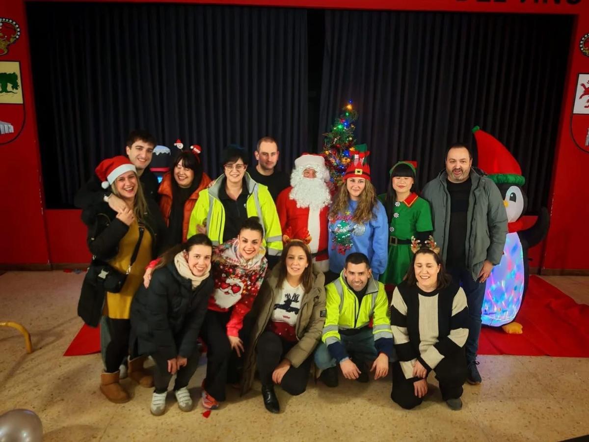 Papá Noel con los organizadores del desfile y miembros de la corporación municipal de Morales del Vino.