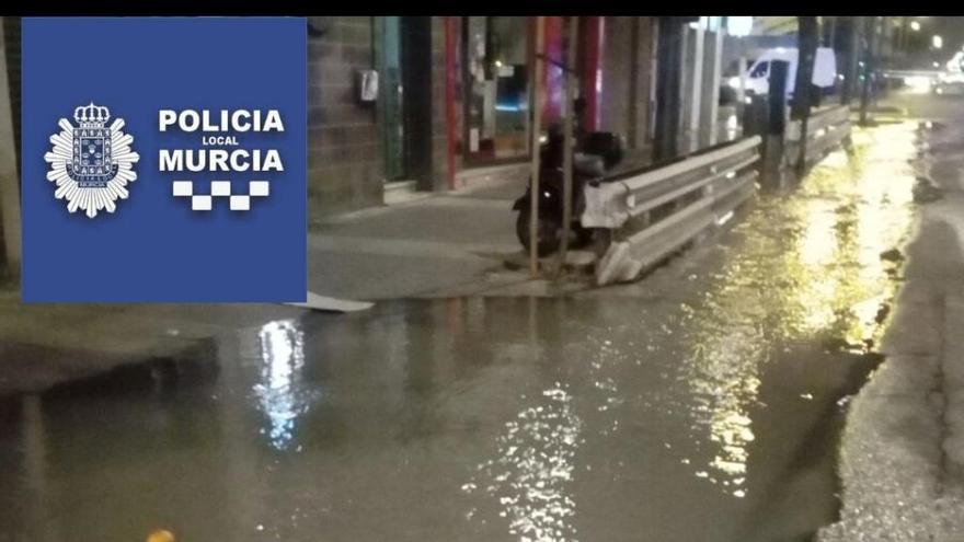 Inundadas varias calles por el desbordamiento de una acequia en Murcia