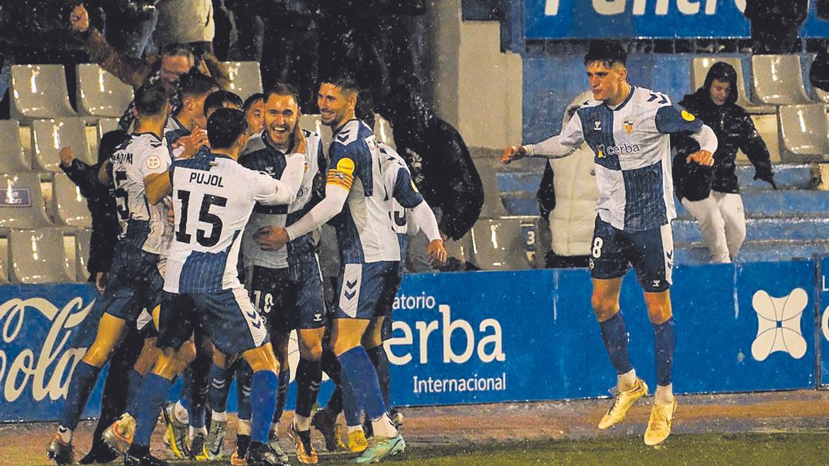 Herrera celebra el seu espectacular gol de des del mig del camp contra la UD Logronyès.