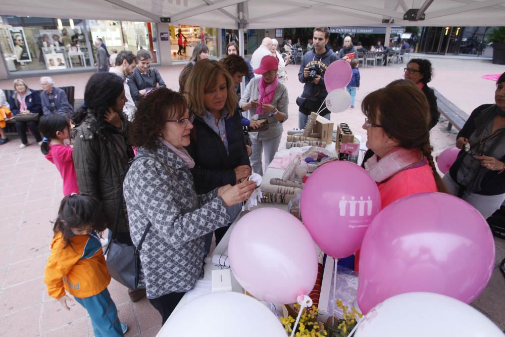 Un centenar de persones van crear el llaç rosa gegant de l''Oncolliga a la ciutat de Girona