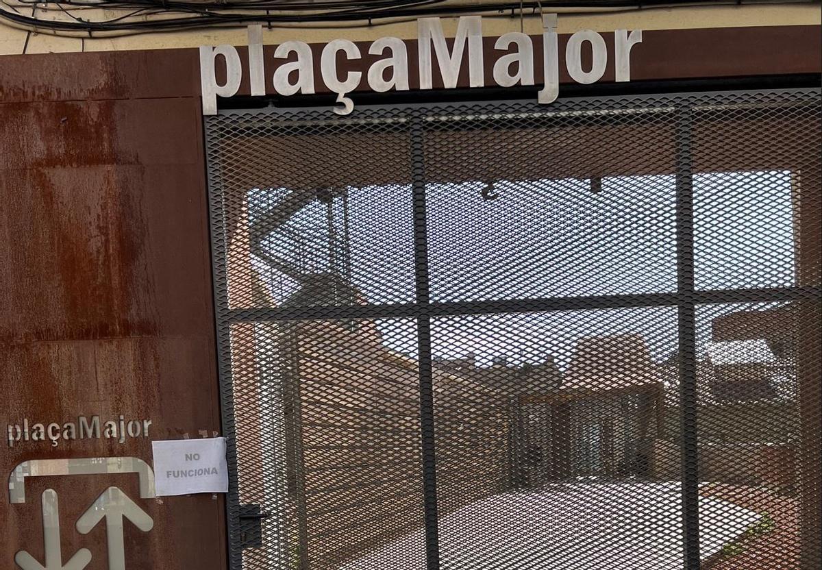 L'accés a l'ascensor per la plaça Major tancat, amb el cartell de "No funciona" penjat