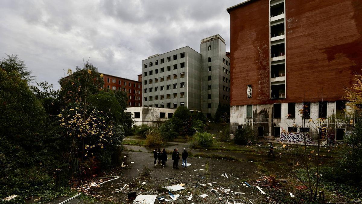 La Universidad comienza las actuaciones en el viejo HUCA desbrozando la maleza de sus edificios