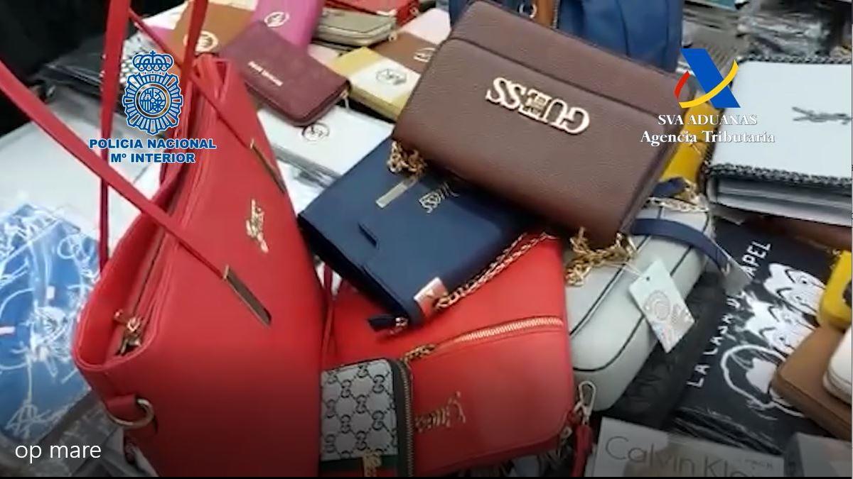 Vídeo: Intervenen més de 18.000 objectes falsificats valorats en mig milió d'euros en botigues de Lloret