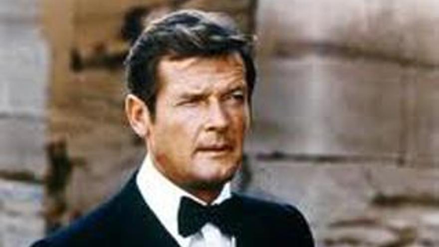 Roger Moore como James Bond.