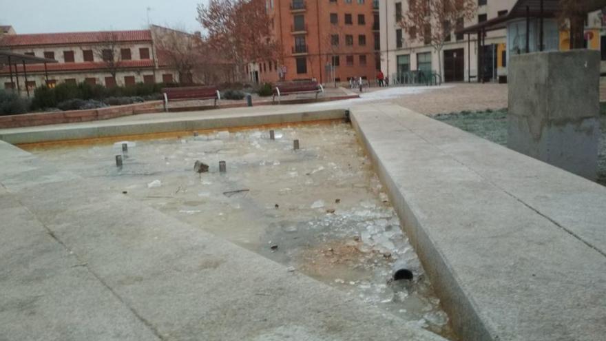 Fuente helada en el parque de San Martín, esta mañana.