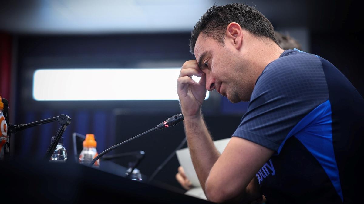 Xavi, meditabundo, en la sala de prensa.