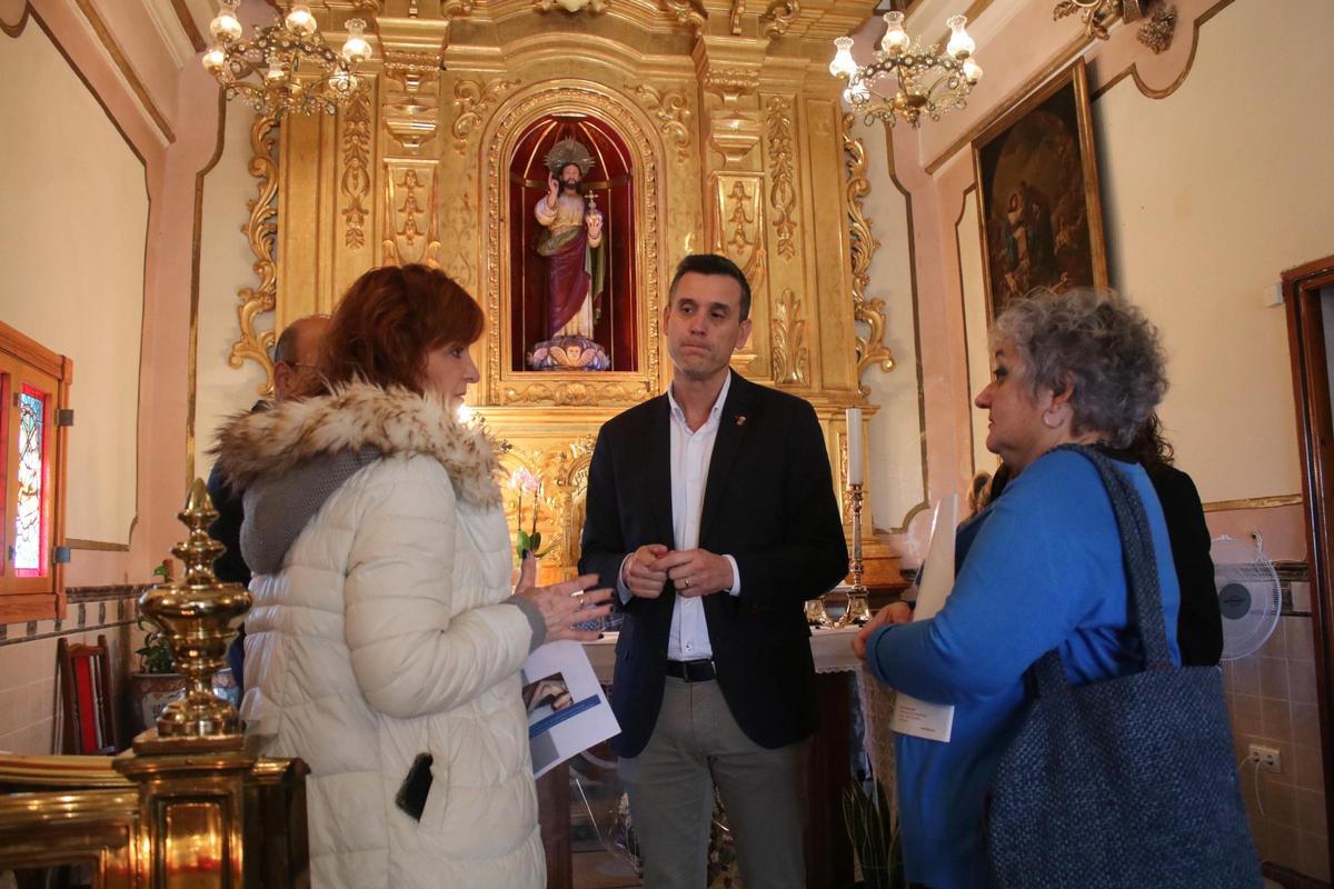El diputado provincial de Cultura, Alejandro Clausell, junto a expertos técnicos restauradores, ha visitado el ermitorio del Santísimo Salvador de Onda, acompañado por la concejala delegada del área, Maribel Raigada.