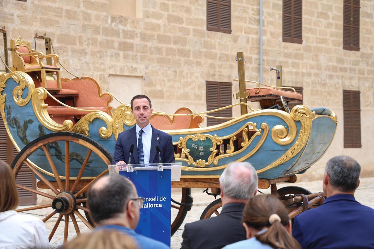 El carro, ya restaurado, a las espaldas del presidente insular Llorenç Galmés.