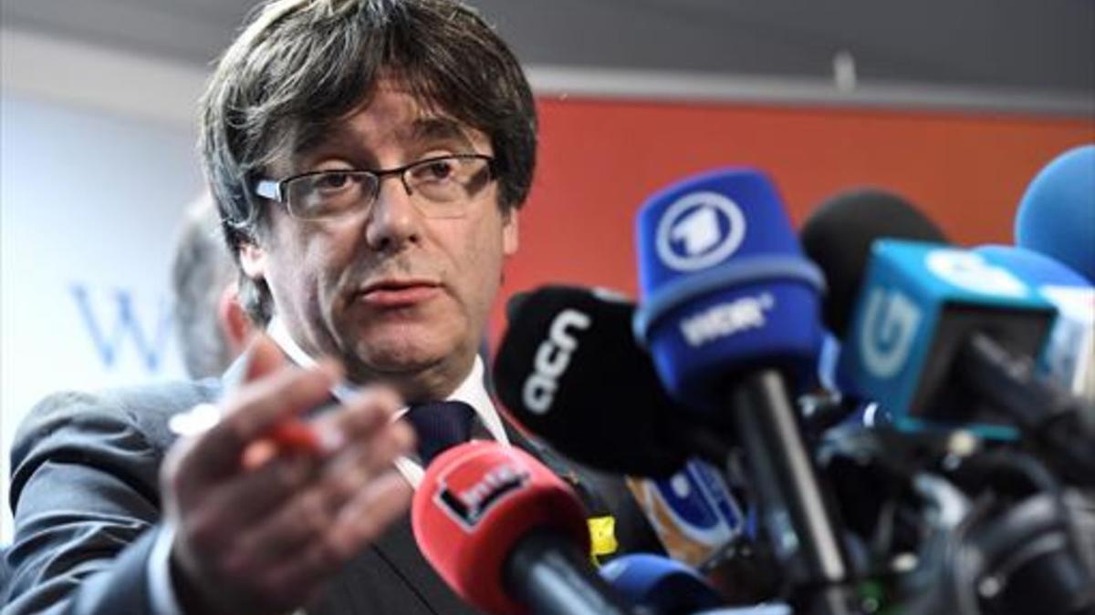 Carles Puigdemont se dirige a los medios de comunicación, ayer en Bruselas.