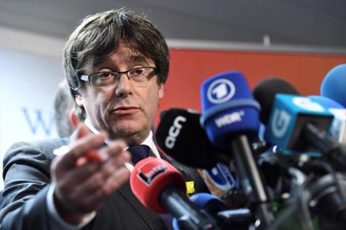 Carles Puigdemont se dirige a los medios de comunicación, ayer en Bruselas.