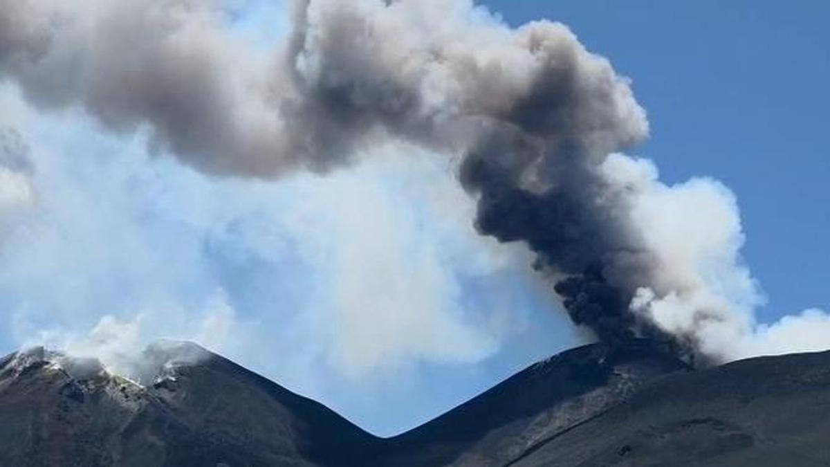 Erupción del Etna obliga a cerrar espacio aéreo en Sicilia y cancela vuelos en Catania