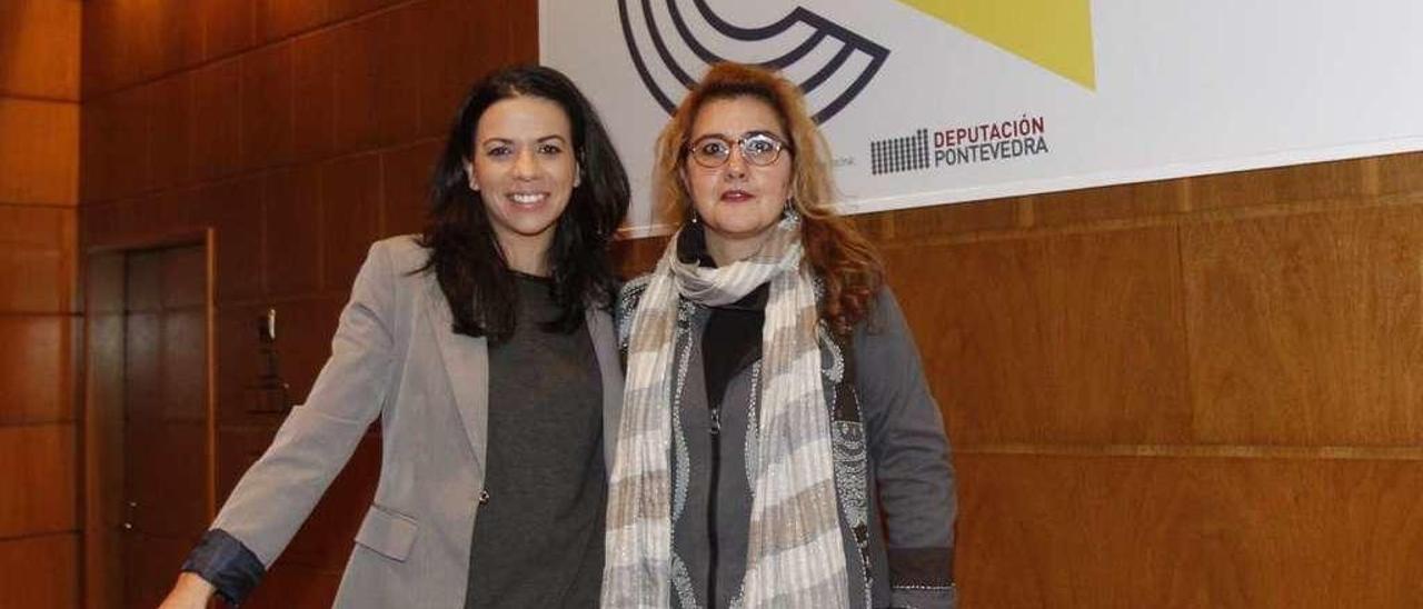 La periodista Nuria Sainz y la escritora Natalia Fernández, ayer, en el Auditorio municipal. // J. Lores