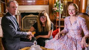 Bill Nighy, Isabel Coixet y Patricia Clarkson, en una pausa del rodaje de ’The bookshop’.