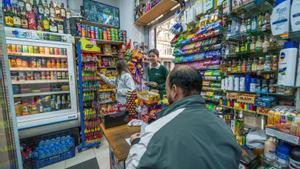 Un trabajador en un supermercado 24 horas del área metropolitana de Barcelona este lunes.