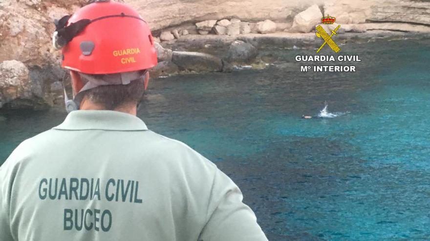 Rescatan a un joven haciendo esnórquel tras pasar tres horas en el mar