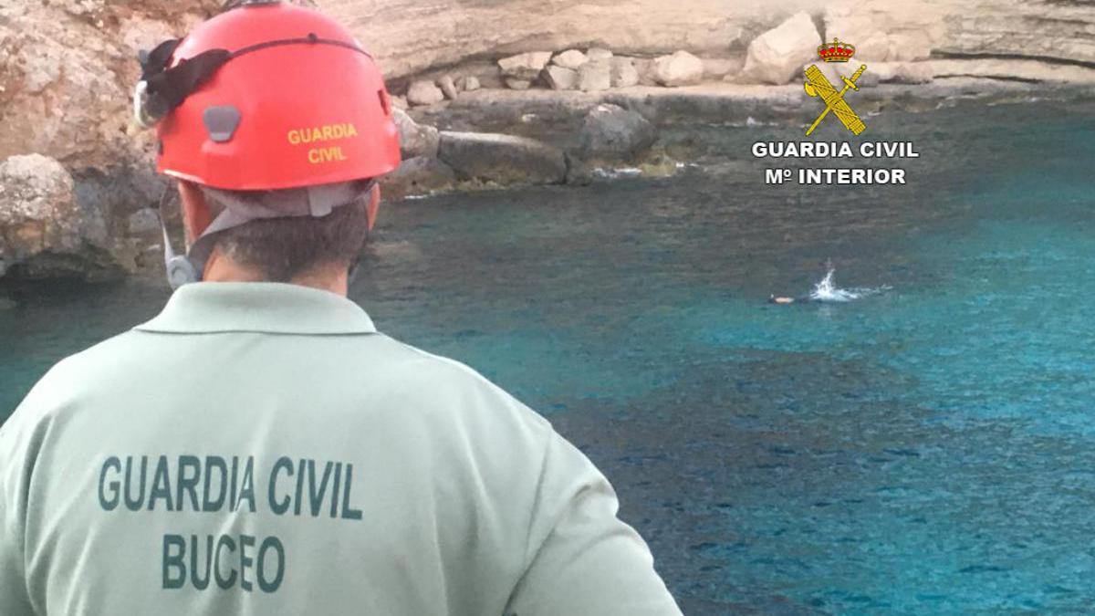 Buceadores de la Guardia Civil durante el rescate del bañista