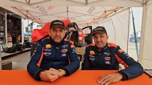 Isidre Esteve y Txema Villalobos en el campamento del Dakar en Riad.