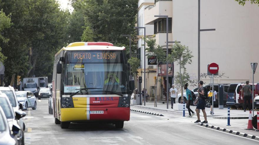 Un autobús circula por la avenida Isidor Macabich en Vila. | VICENT MARÍ
