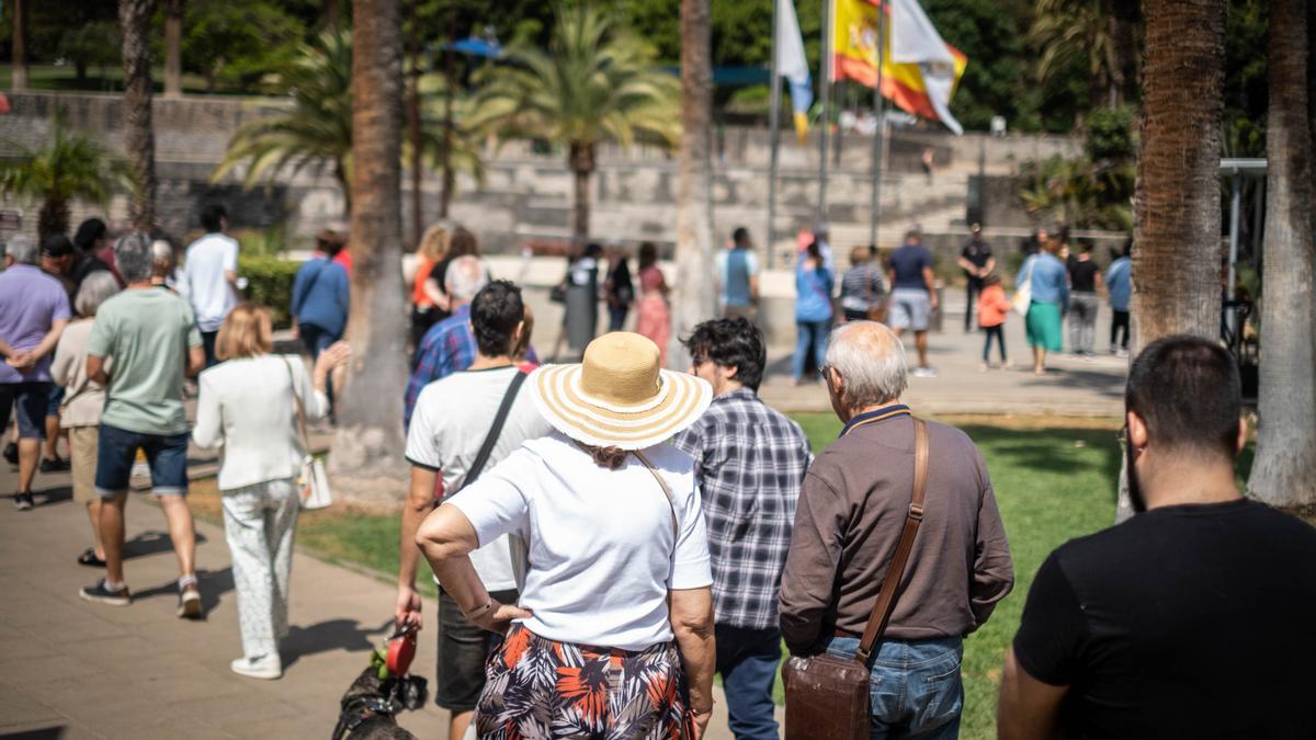 Votantes en un colegio electoral de Santa Cruz de Tenerife