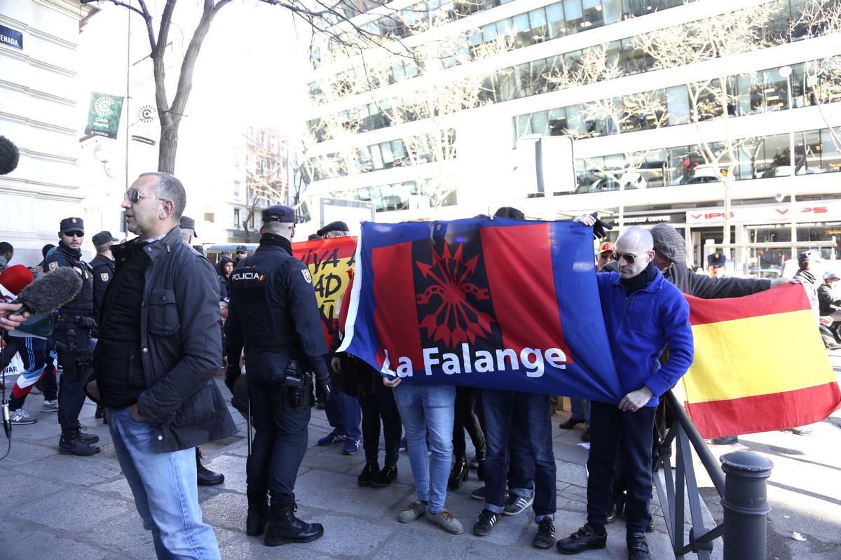 Una fotografía de archivo de varios manifestantes con la bandera de La Falange
