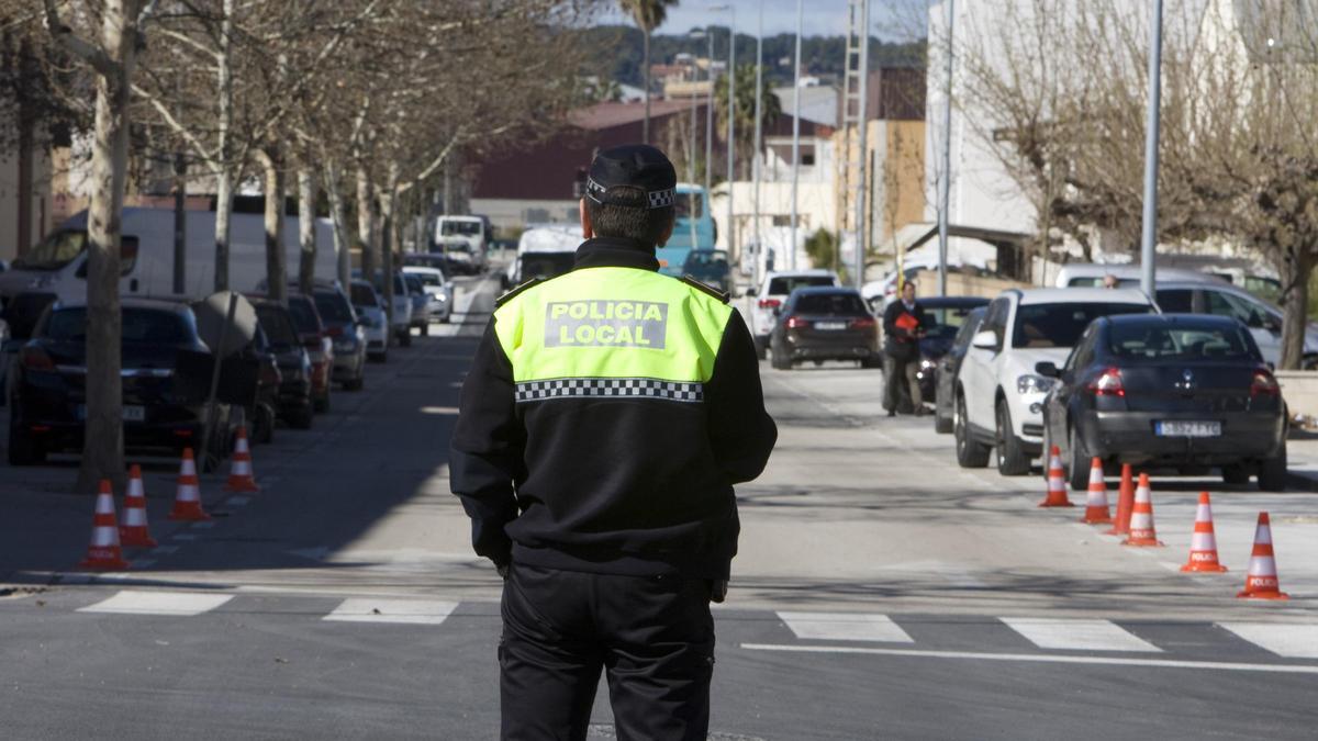 Imagen de archivo de un policía local en el polígono el Pla de Ontinyent.