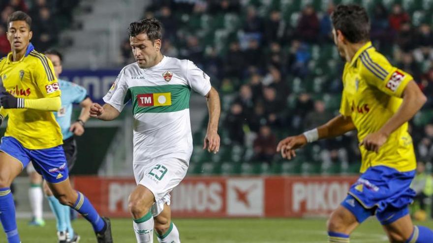 Albert Dorca conduce el balón durante el partido Elche-Cádiz