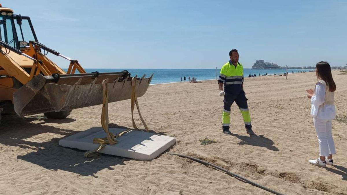 Un operario explica a la edila Raquel París los trabajos que desarrollan.  | MEDITERRÁNEO