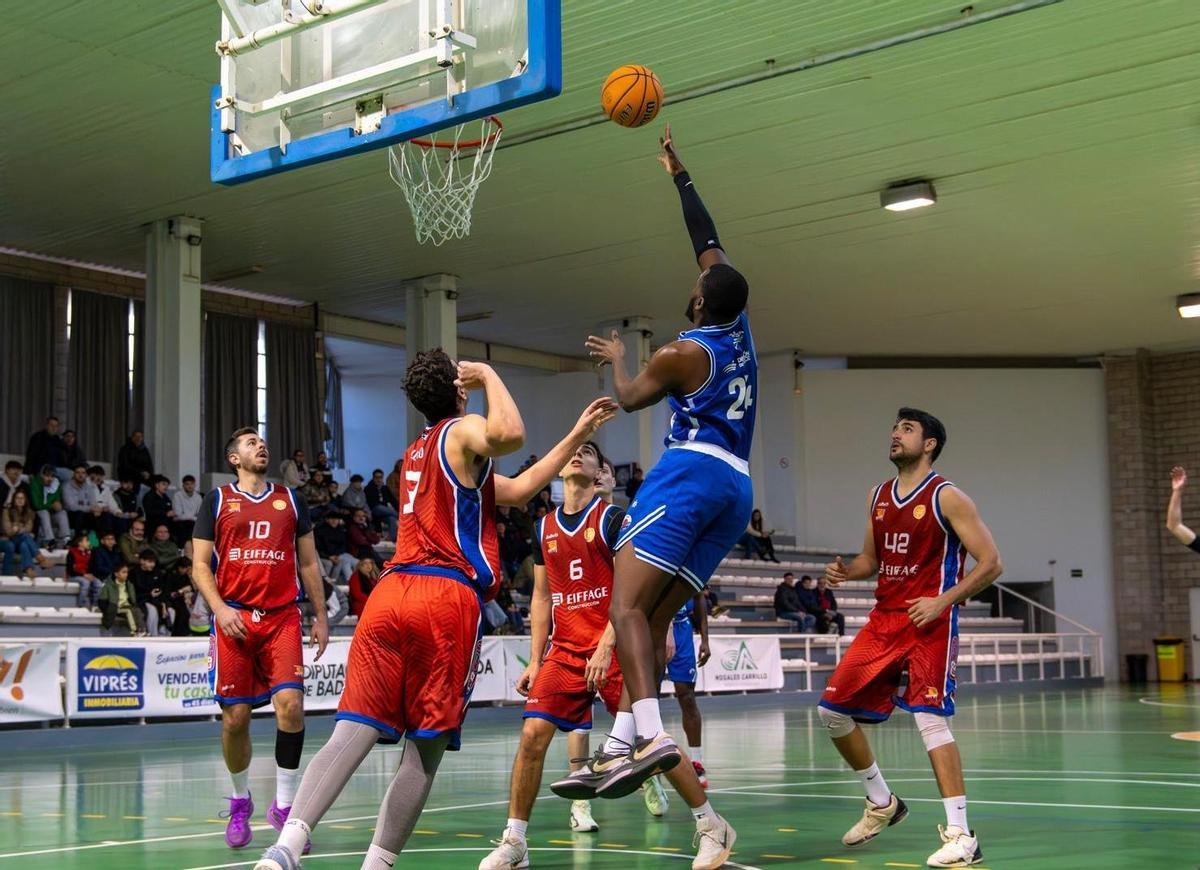 Jugada del encuentro entre el Bosco Mérida y el Dos Hermanas.
