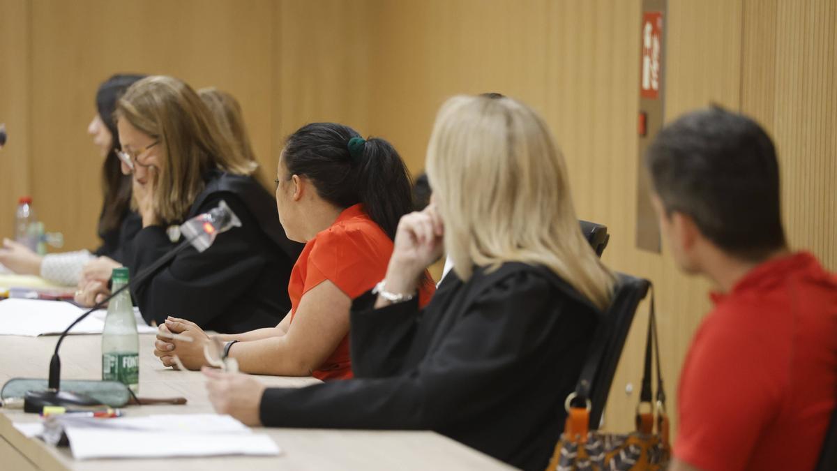 Acusados por el crimen de Sagunto y letrados, en el juicio.