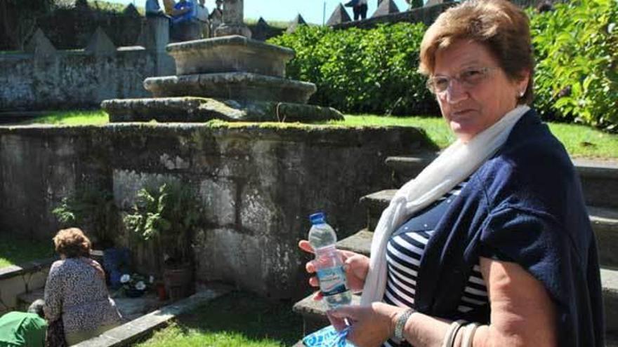 Sobre estas líneas, Luisa Rodríguez, con una botella de agua bendita. A la izquierda, Loli Rodríguez, con sus avellanas.