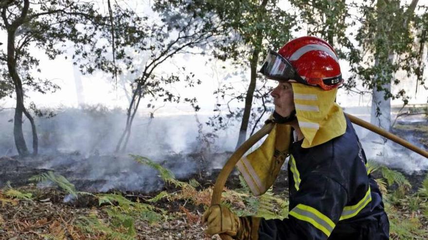 Un bombero, ayer, durante la extinción de un incendio de nivel dos en Teo.