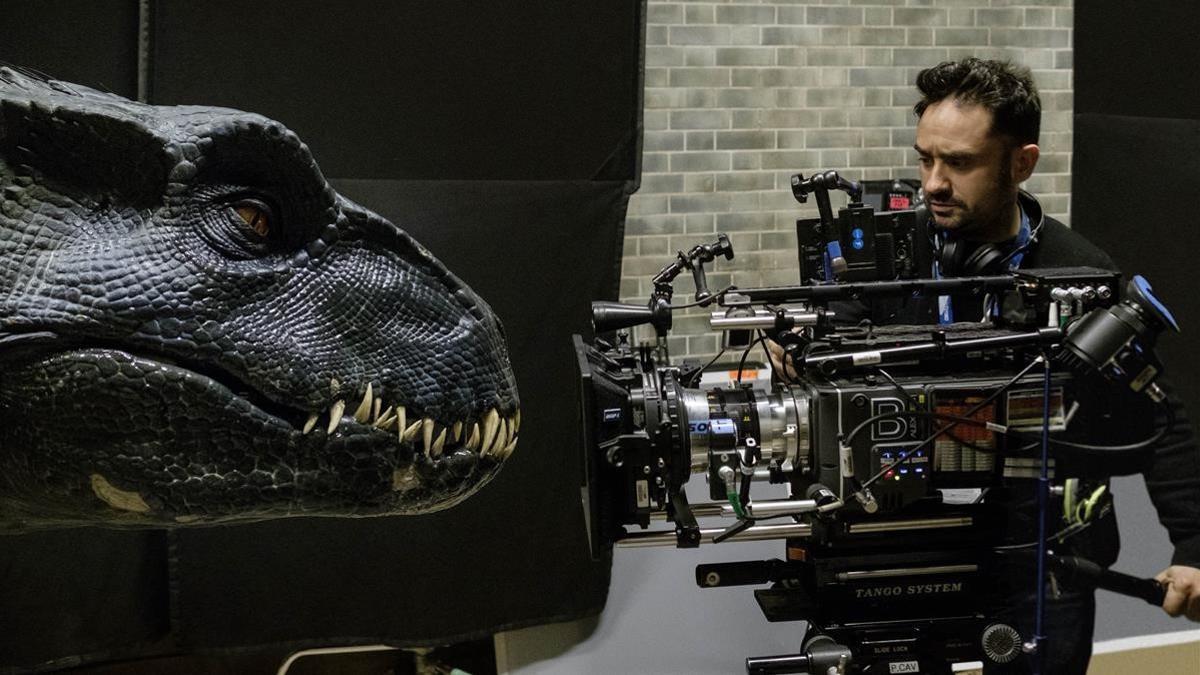 J.A. Bayona, en el rodaje de 'Jurassic World: el reino caído'