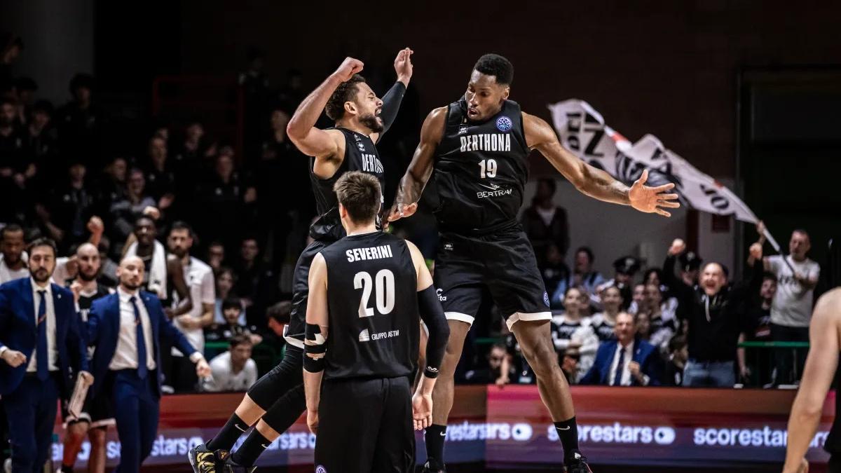 Los jugadores del Derthona celebran una reciente victoria en la BCL.