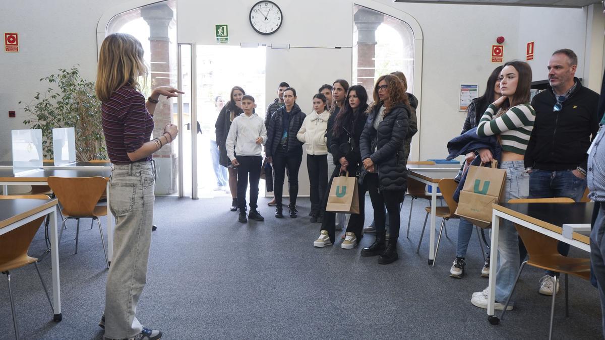 Famílies de potencials estudiants visitant espais de la UManresa i atenent les explicacions que els van donar professionals i alumnes