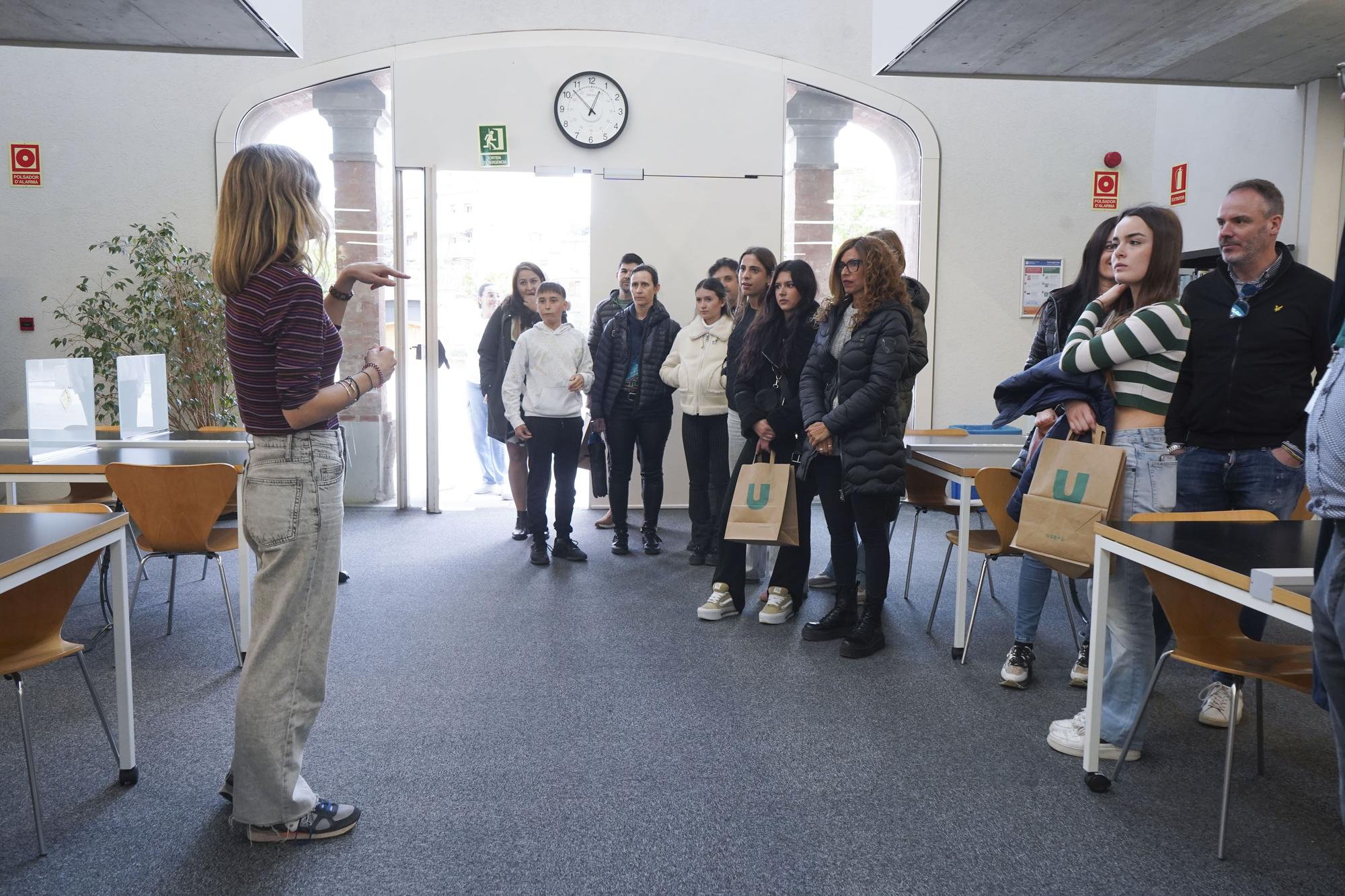 Famílies de potencials estudiants visitant espais de la UManresa i atenent les explicacions que els han donat professionals i alumnes del centre