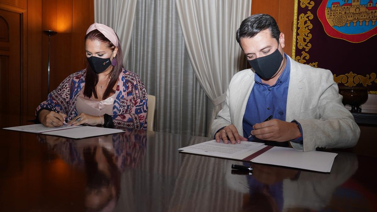 Firma del acuerdo entre una responsable de Fepamic y el alcalde de Córdoba.
