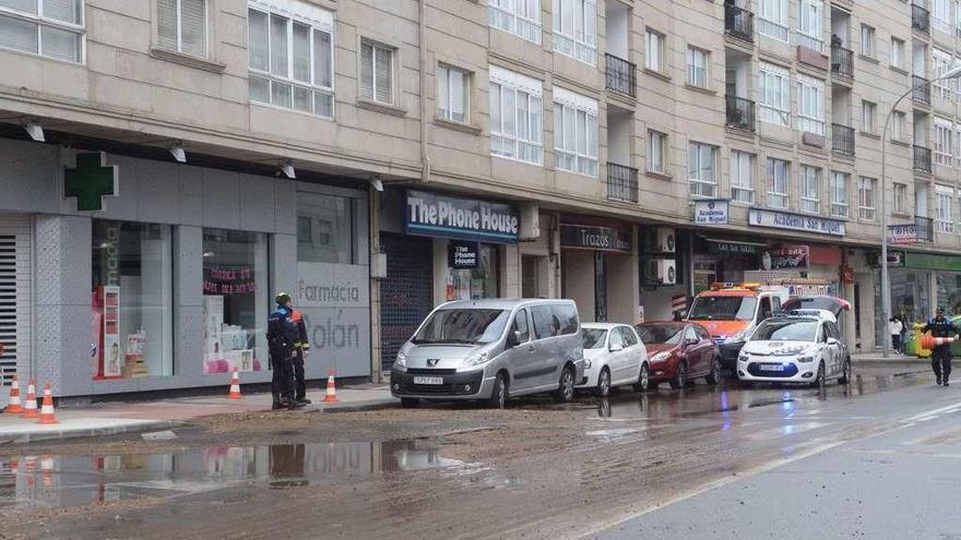 La zona donde se produjo la rotura de la tubería de agua en Doctor Tourón. // Noé Parga