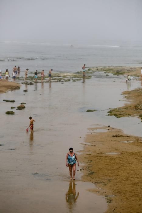 El manto de niebla sigue cubriendo Gijón